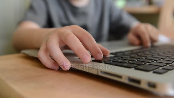 Footage of a kids finger using a laptop touch pad. — Stock Video