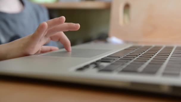 Filmagem de um dedo de crianças usando um laptop touch pad . — Vídeo de Stock