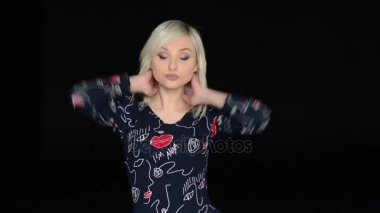 Güzel bahar elbiseli sarışın güzel genç kadın