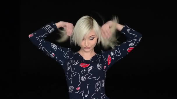 Krásná mladá blondýnka v pěkné jarní šaty — Stock video