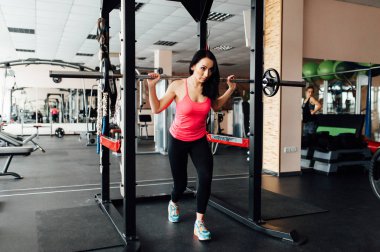 Güzel fitness kadın kaldırma halter.