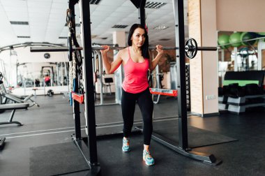 Güzel fitness kadın kaldırma halter.