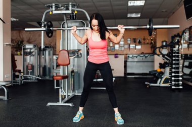 Güzel fitness kadın kaldırma halter.