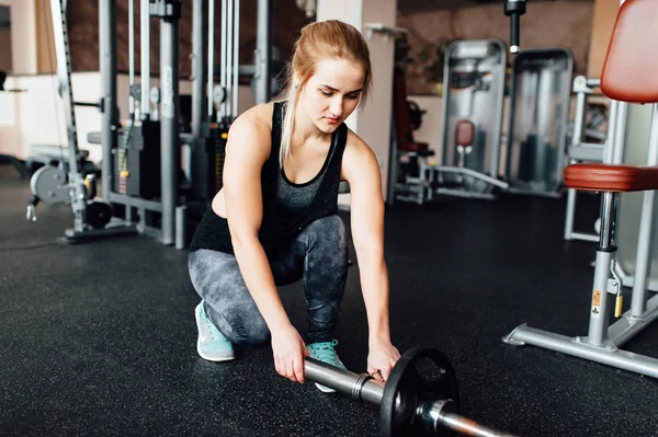 Fitness-Mädchen bereitet sich auf Training mit der Bar vor — Stockfoto