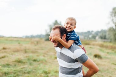 Baba ve oğul yaz Park doğa