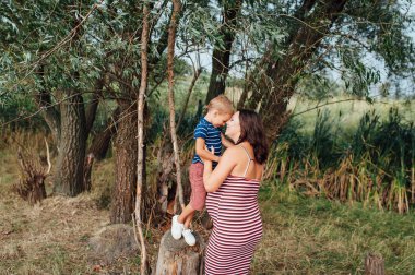 Hamile kadın oğlu ile sarılma.