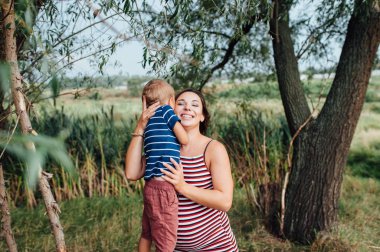 Hamile kadın oğlu ile sarılma.