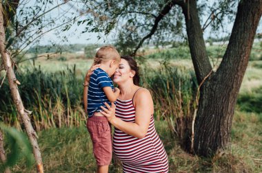 Hamile kadın oğlu ile sarılma.