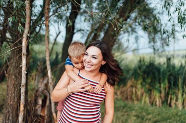 Hamile kadın oğlu ile sarılma.