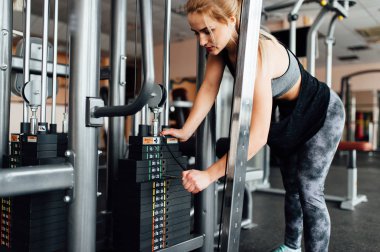 Spor salonunda aparatı eğitim.