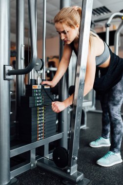 Spor salonunda aparatı eğitim.