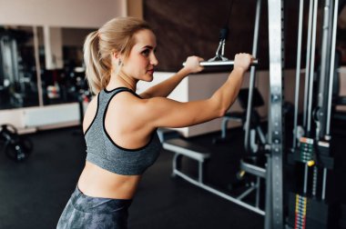 Spor salonunda genç atletik kadın