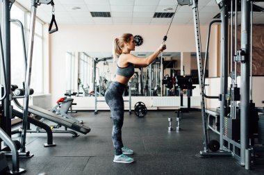 Spor salonunda genç atletik kadın