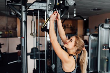 Spor salonunda genç atletik kadın