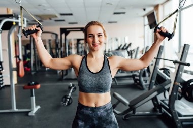 Spor salonunda genç atletik kadın