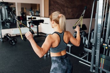 Spor salonunda genç atletik kadın