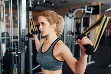 Spor salonunda genç atletik kadın