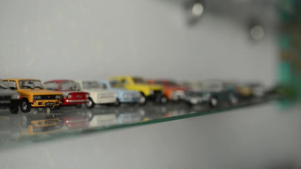 Collectie speelgoed auto's op de Planchet. focus camera beweegt op auto 's — Stockvideo