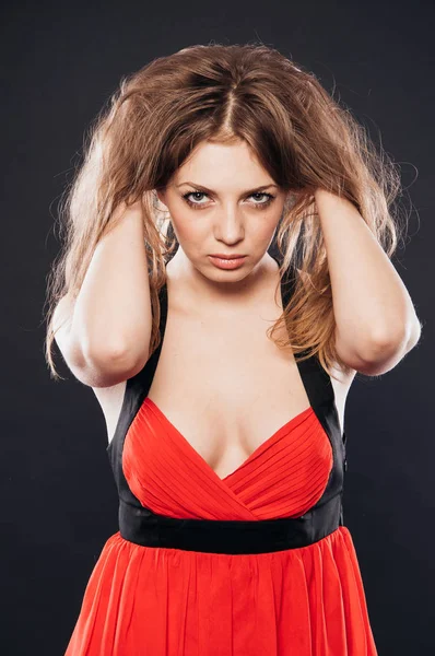 Сексуальная молодая красавица в красном платье — стоковое фото