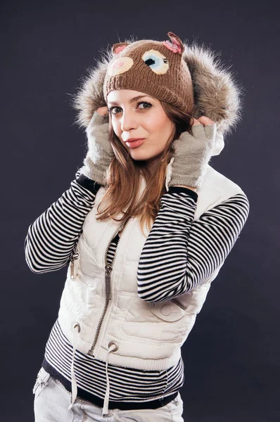 Hermosa chica en ropa de invierno. — Foto de Stock