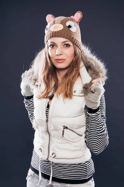 Hermosa chica en ropa de invierno. — Foto de Stock