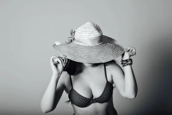 Estate ragazza copre il suo viso con grande cappello — Foto Stock