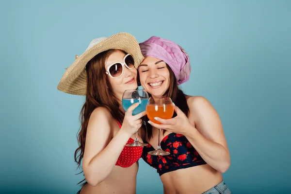 Due belle giovani donne in bikini rilassanti — Foto Stock