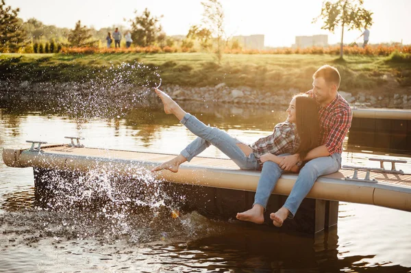 Joyeux couple marchant dans le parc — Photo