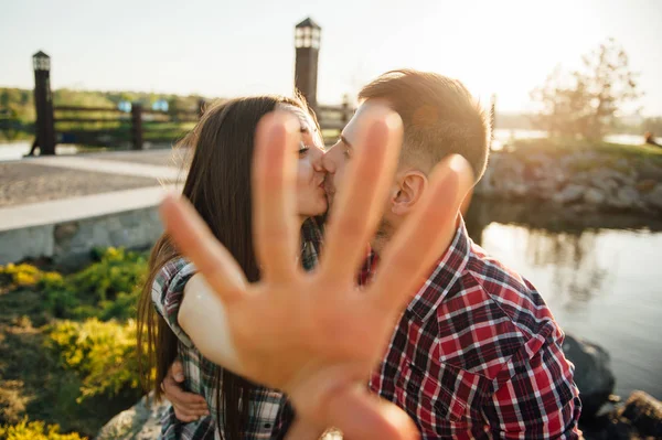 Parkta yürüyen mutlu çift.