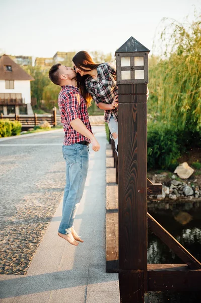 Lyckliga par promenader i parken — Stockfoto