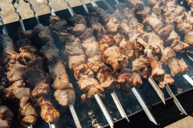 Bir mangal üzerinde hazırlanan domuz şiş kebap