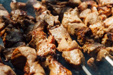 Bir mangal üzerinde hazırlanan domuz şiş kebap
