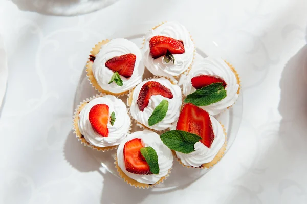 Una barra de caramelo. Mesa de boda con dulces, cupcakes — Foto de Stock