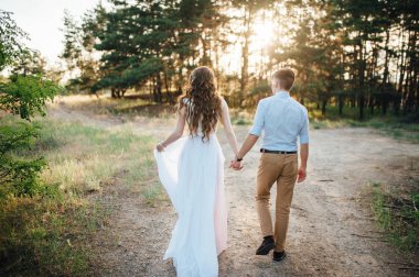 Sadece evli çift çam ormanda yürüyüş