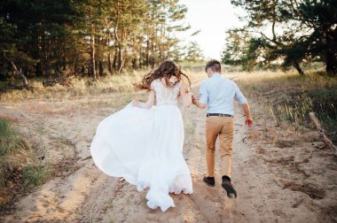 Sadece evli çift çam ormanda yürüyüş