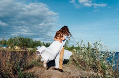 Gelin ve damat gün açık havada yürüyüş düğününde