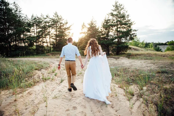 Pareja casada caminando en un bosque de pinos — Foto de Stock