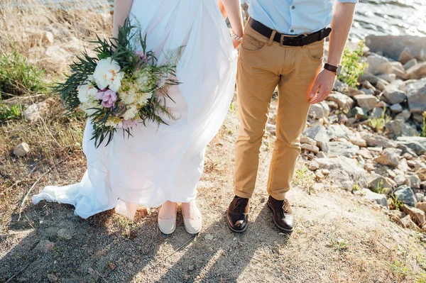 Boda. novio y novia están sosteniendo ramo —  Fotos de Stock