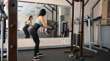 şirin kız simülatör egzersizleri yapıyor uygun