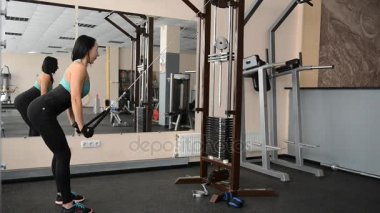 şirin kız simülatör egzersizleri yapıyor uygun