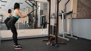 şirin kız simülatör egzersizleri yapıyor uygun