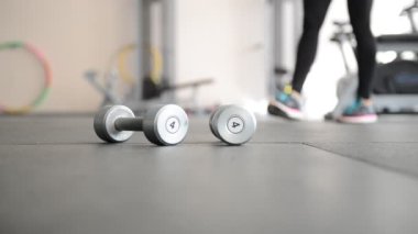 demir halter salonunda üst üste yalan