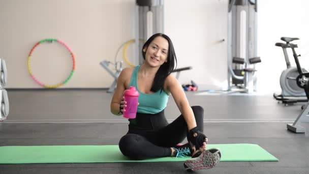 Sport meisje dranken water na het sporten — Stockvideo