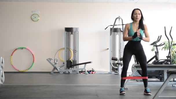 Bonito ajuste menina realizando exercícios de perna — Vídeo de Stock