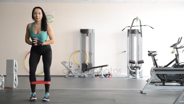 Cute fit girl performing leg exercises — Stock Video