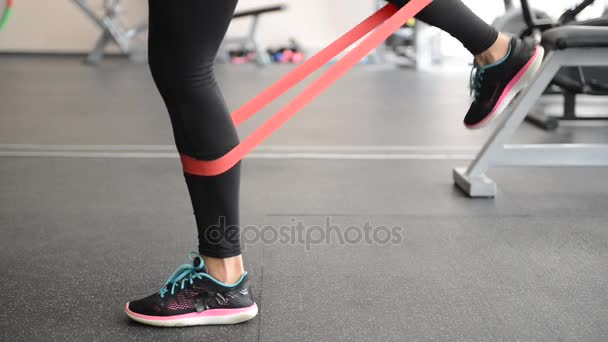 Schattig fit meisje uitvoeren van been oefeningen — Stockvideo