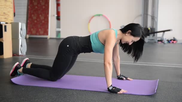 Ajuste menina fazendo exercícios no chão no ginásio — Vídeo de Stock