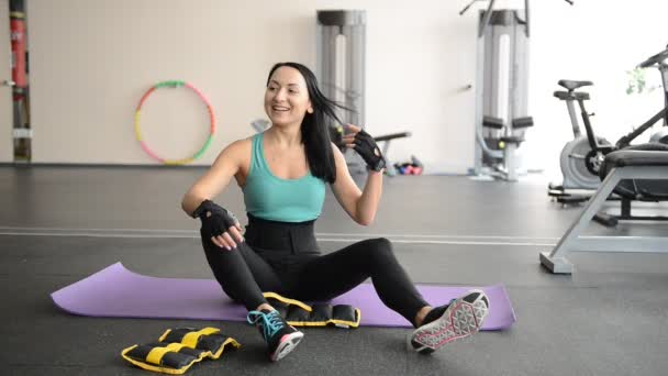 Chica realiza ejercicios de piernas con carga extra — Vídeos de Stock