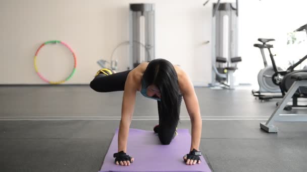 Menina realiza exercícios de perna com carga extra — Vídeo de Stock