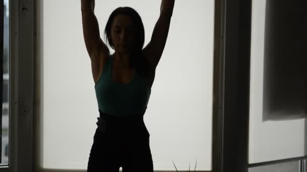 Belle fille fit faire des exercices avec haltères — Video